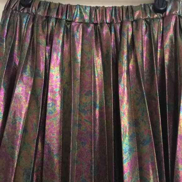 UO Oil Slick Pleated Mini Skirt sz M - Picture 4 of 5